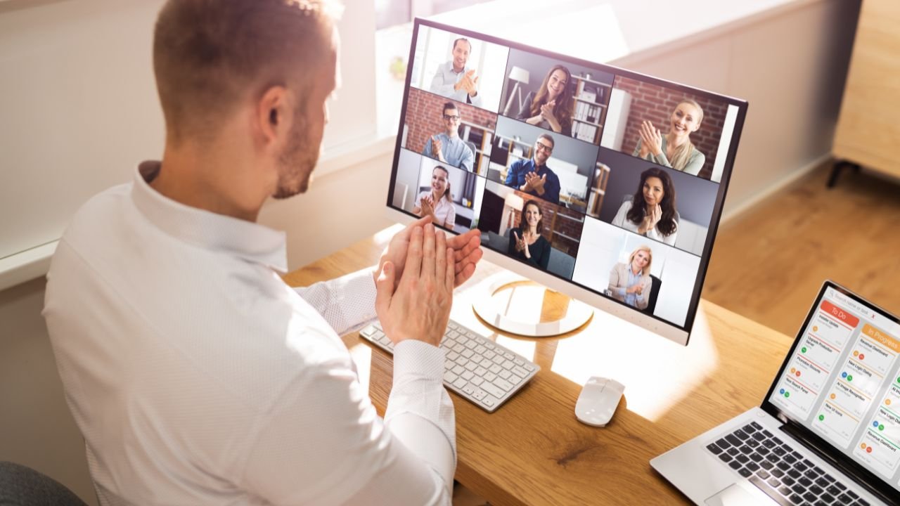 Profesionales colaborando mediante una videollamada